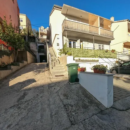 Spider With Parking Apartment
