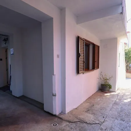 Spider With Parking Apartment
